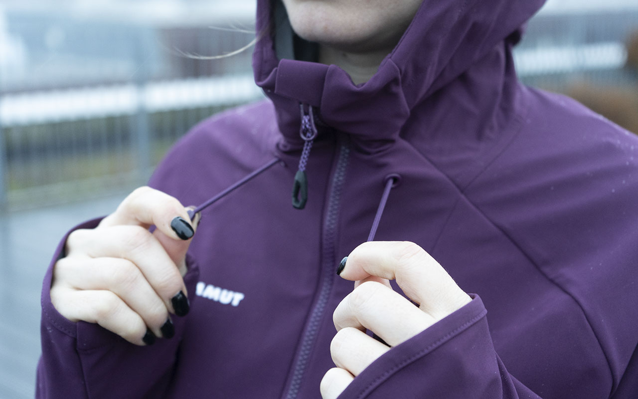 Die Detailansicht einer Softshell-Jacke zeigt das enger Stellen der Kapuze.