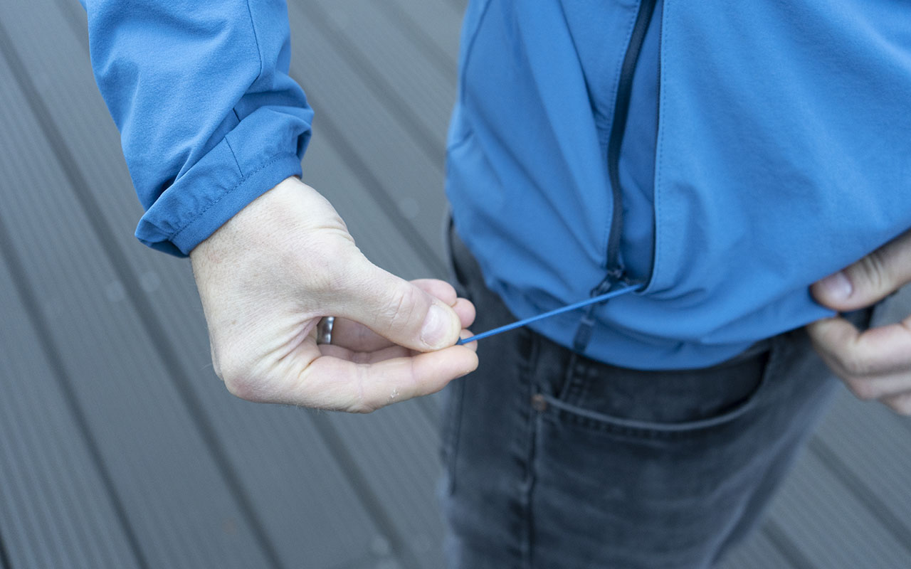 Die Detailansicht einer Softshell-Jacke zeigt das enger Stellen des Bündchens