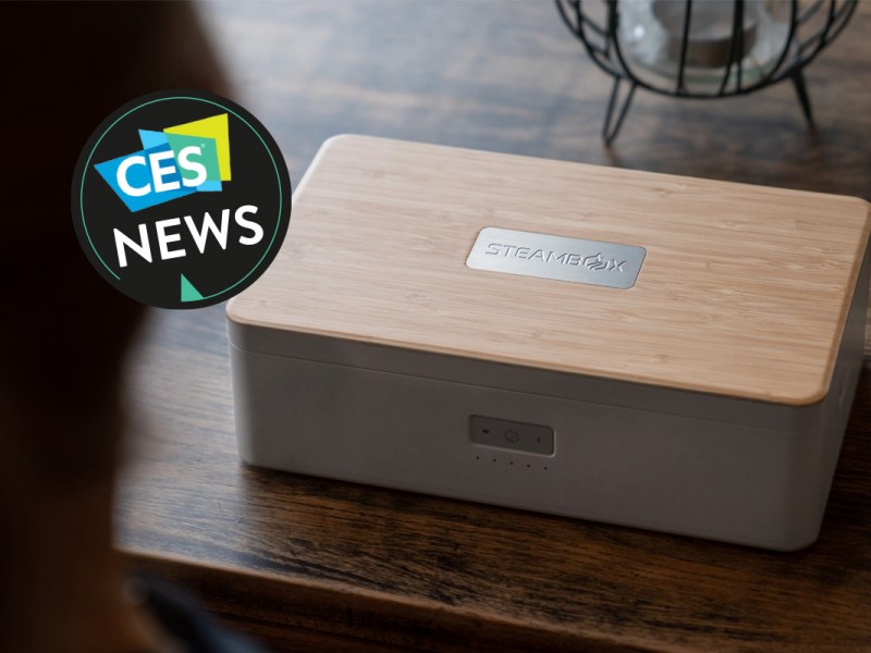 Eine Steambox steht auf einem Holztisch.