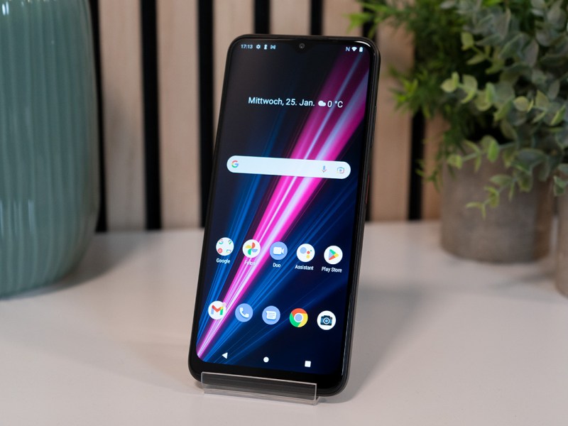 Das Telekom T-Phone Pro steht auf einem Tisch.
