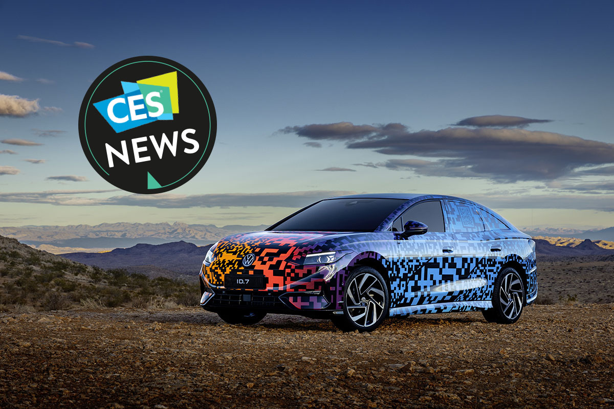 E-Auto-Studie des Volkswagen ID.7. vor Wüstenladnschaft.