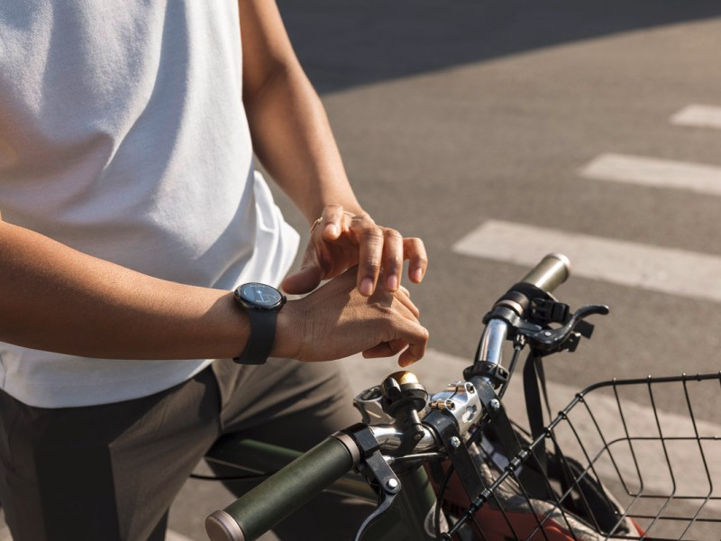 Ein Mann navigiert mit seiner Pixel Watch.