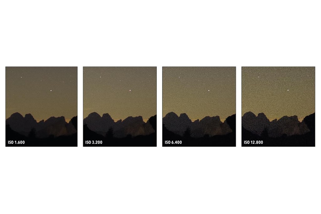 Vier unterschiedliche Bilder eines dunkelgelben Nachthimmels über einer Landschaft, mit unterschiedlichen ISO-Werten. 