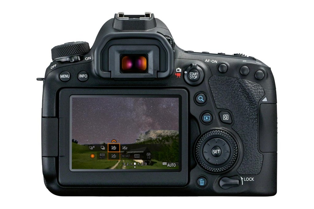 Die Canon EOS 6D Mark II auf weißem Hintergrund und einem stark belichteten Nachthimmel.