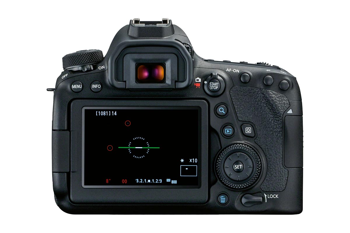 Ein Bild der Rückansicht der Canon EOS 6D Mark II. Der Bildschirm zeigt zwei rote Punkte an, die zwei helle Sterne fokussieren.