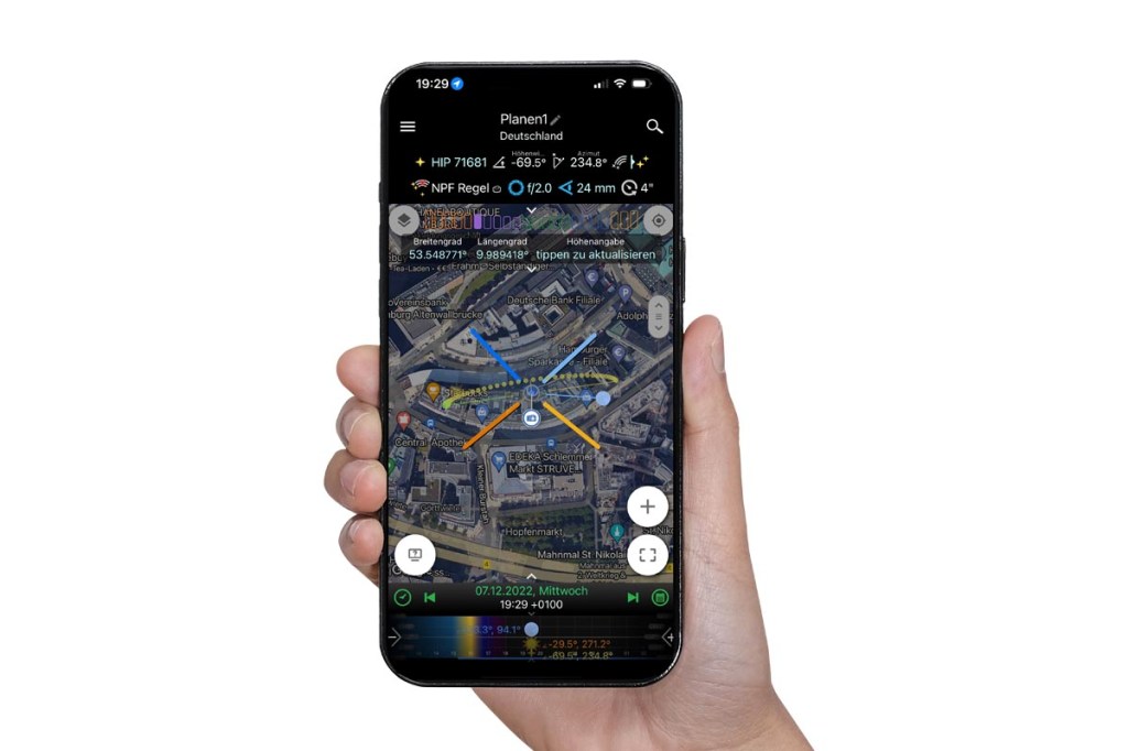 Eine Hand die ein Smartphone hält auf der die App Planit Pro zu sehen ist vor einem weißen Hintergrund.