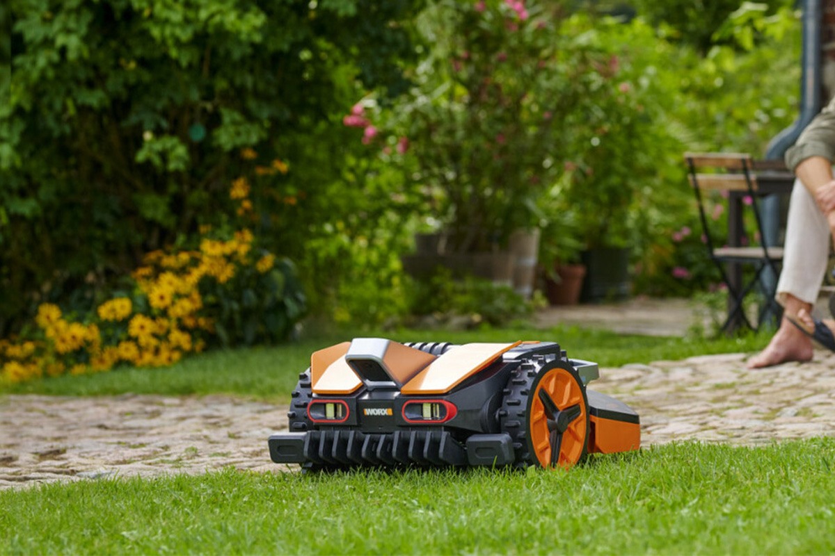 Der Worx Landroid Vision im Einsatz auf dem Rasen.