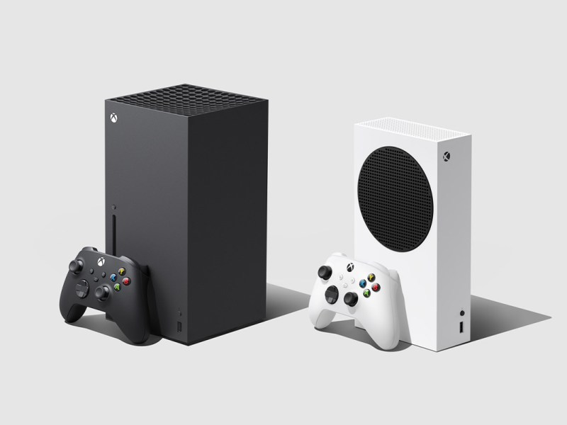 Die Xbox Series X steht neben der Xbox Series S.
