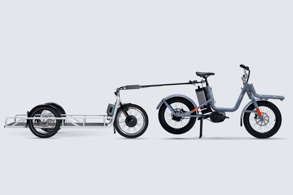 Kompaktes E-Cargobike Aik von Cake, Productshot von der Seite mit Anhänger