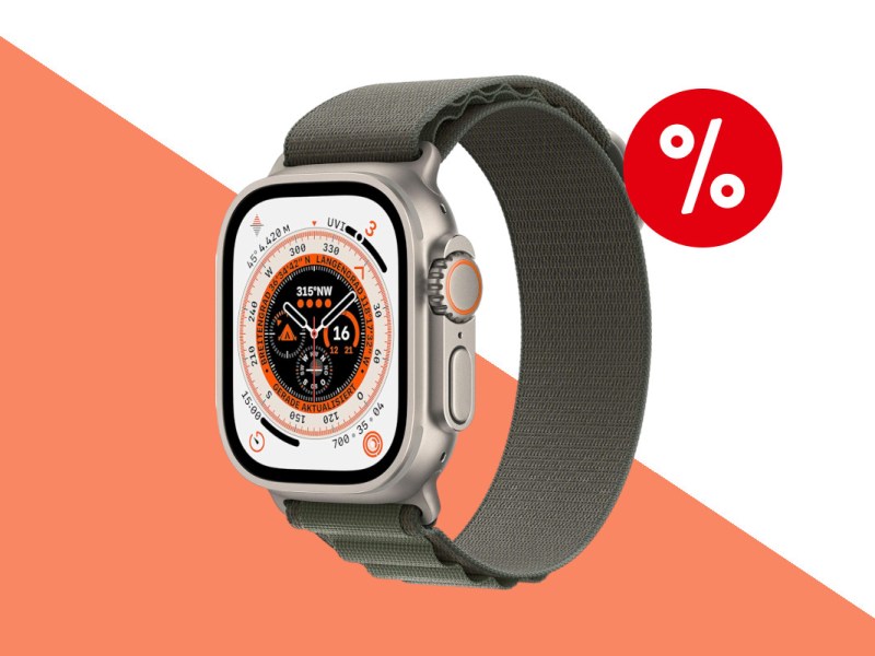 Apple Watch Ultra schräg von der Seite mit dunkelgrünem geschlossenem Armband und schwarz orange weißem Ziffernblatt auf orange weißem Hintergrund mit rotem Prozentzeichen rechts oben