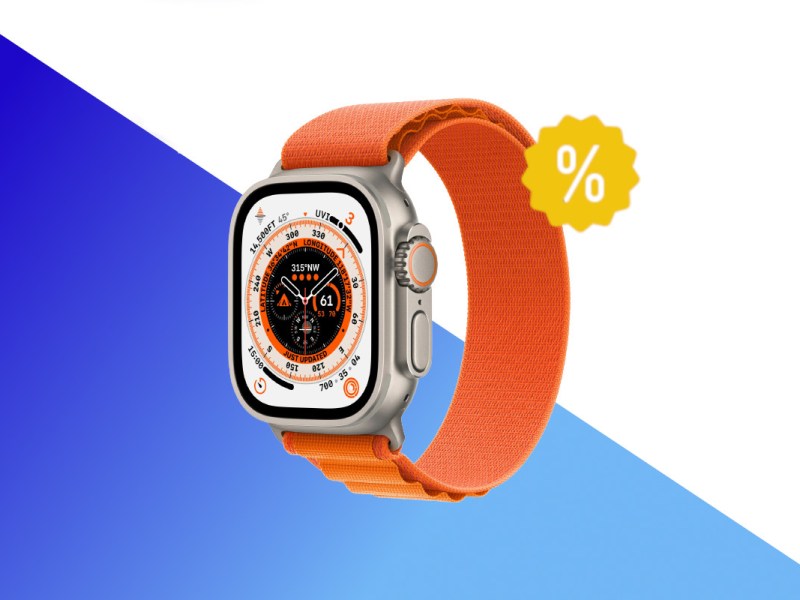 Orange Apple Watch Ultra schräg von vorne auf weißem Hintergrund mit blauem Farbverlauf unten und gelben Prozentzeichen rechts oben