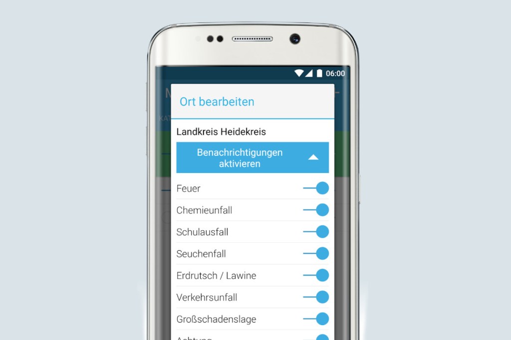 Helles Smartphone zeigt App mit Warnthemen zum Auswählen