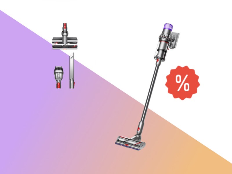 Dyson V15 Detect schräg aufgestellt mit Zubehör daneben auf weißem Hintergrund mit lila orangem Verlauf unten und rotem Prozentzeichen rechts mittig
