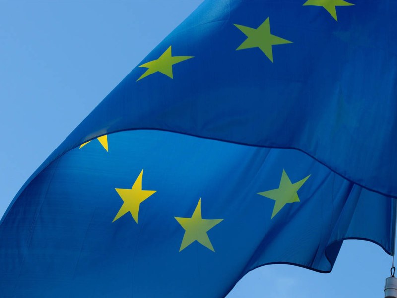 Flagge der EU weht blau im Wind