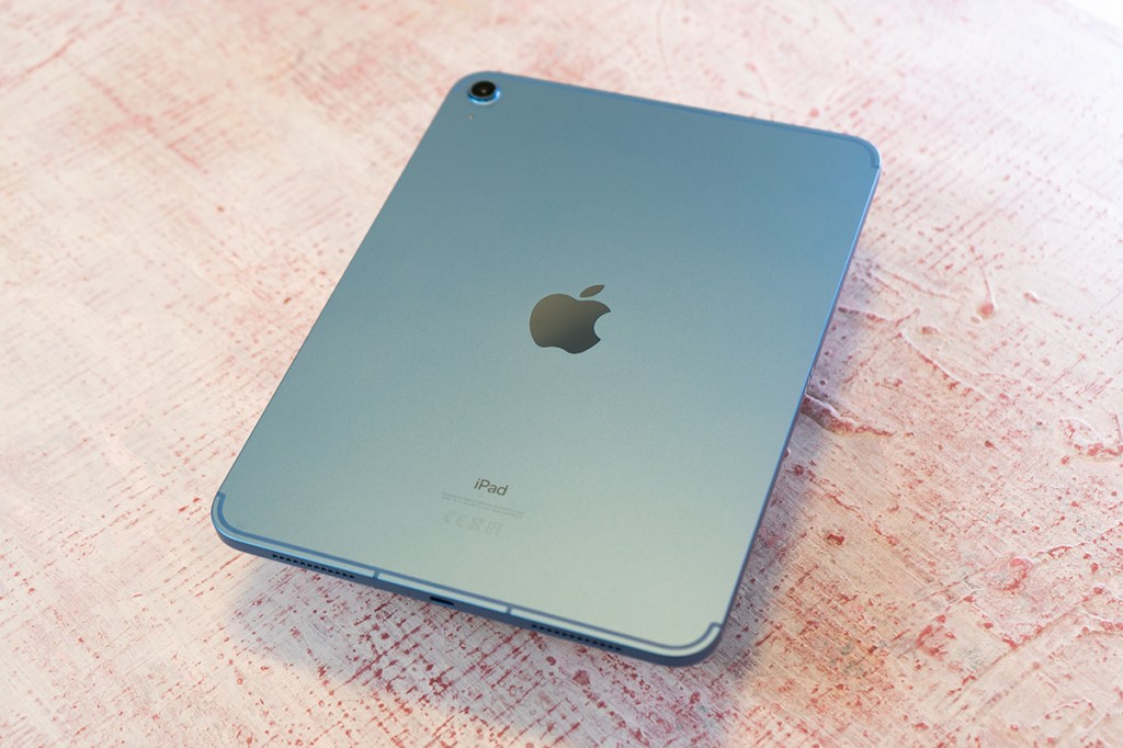 Blaues iPad mit Rückseite nach oben auf hellem Stoff