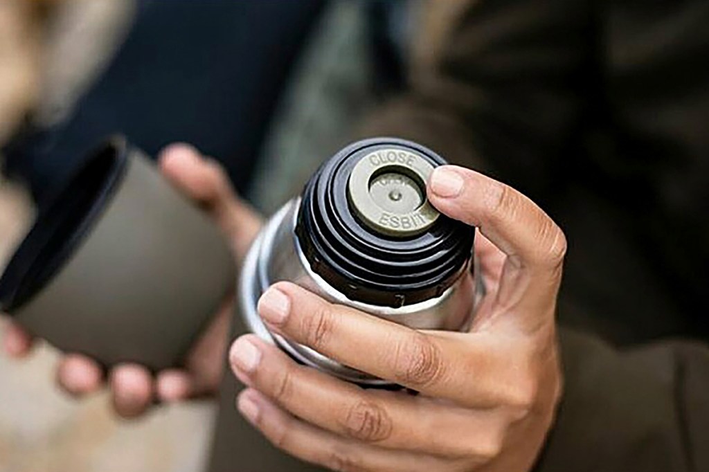 Mit einem Klick Der Verschluss der Esbit-Isolier­flasche lässt sich einfach mit einer Hand öffnen. 