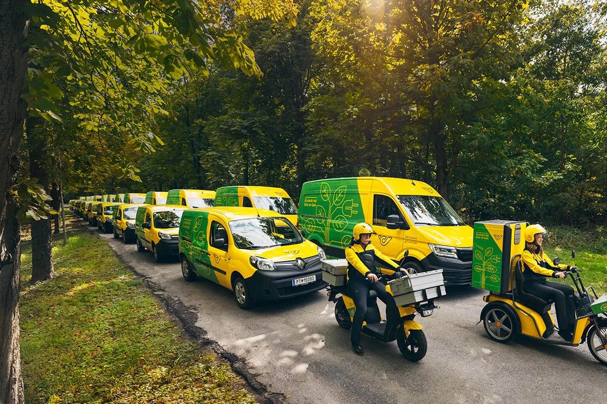 Eine Flotte Postbotinnen und Postboten der österreichischen Post