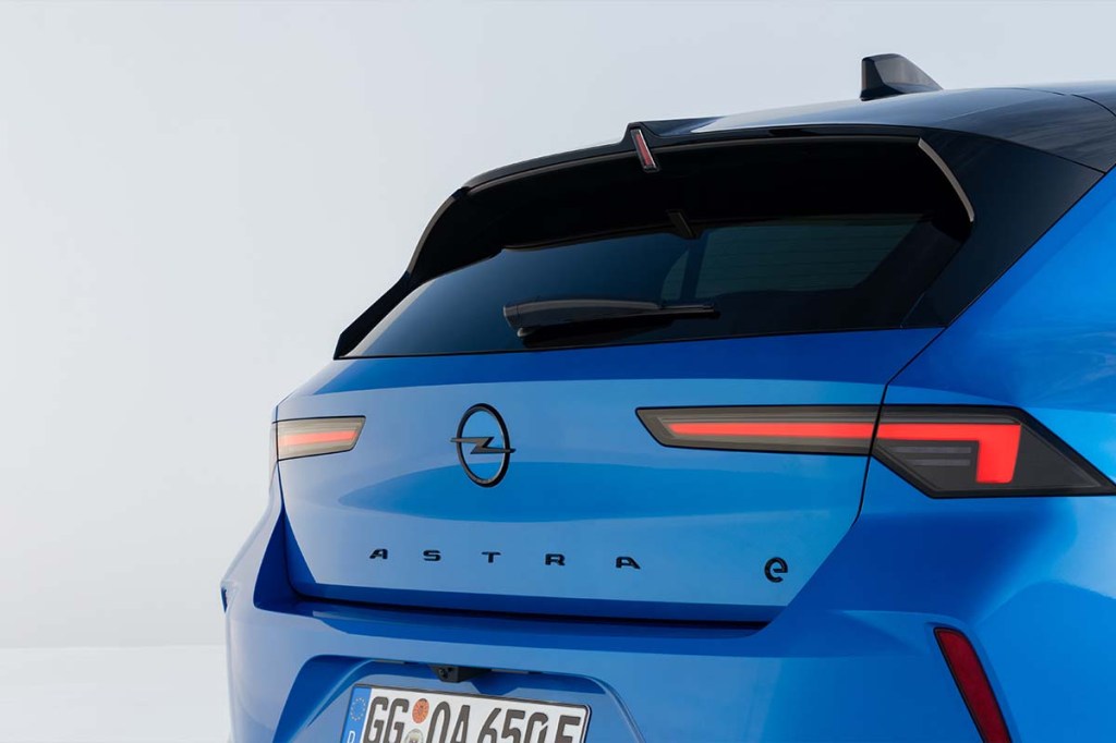 Opel Astra Electric von hinten angeschnitten