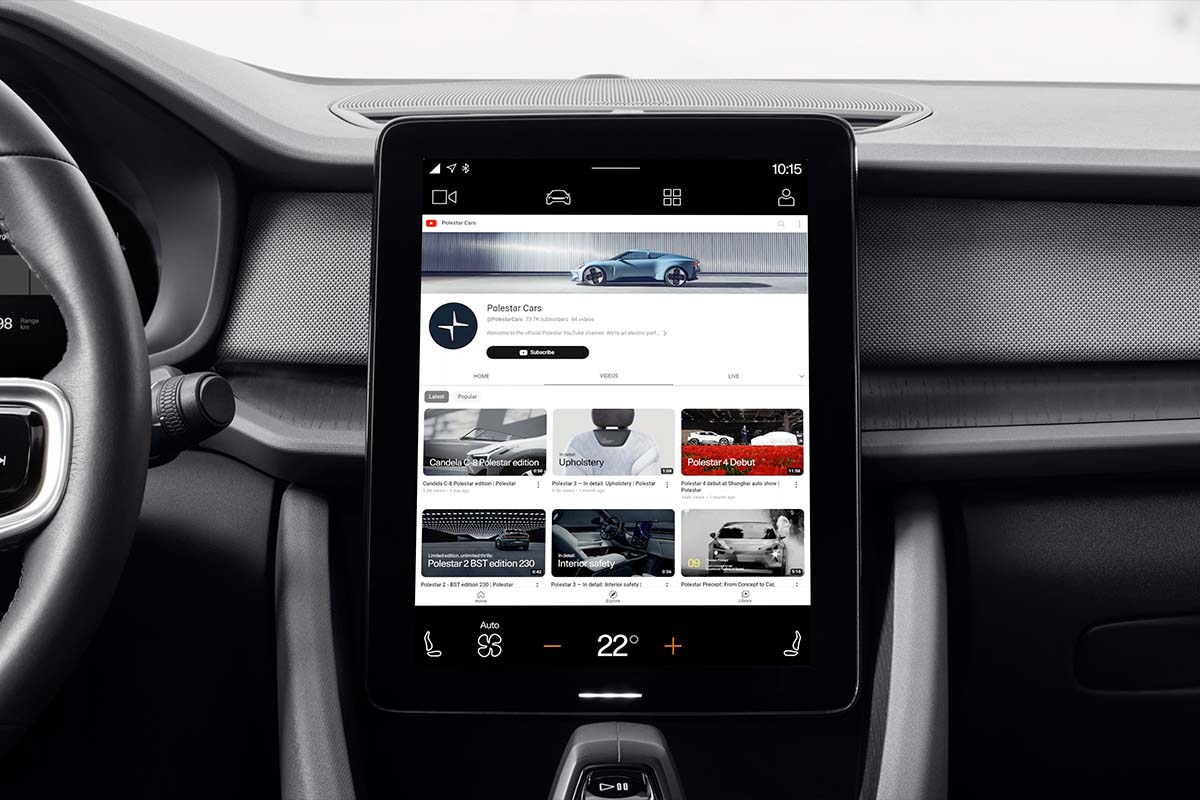 Detailaufnahme Innenraum Polestar 2, zeigt den Multimedia-Bildschirm mit Youtube App