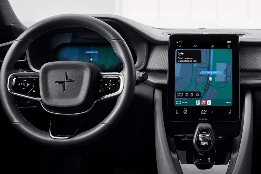 Detailaufnahme Innenraum Polestar 2, zeigt den Multimedia-Bildschirm mit AppleCarPlay