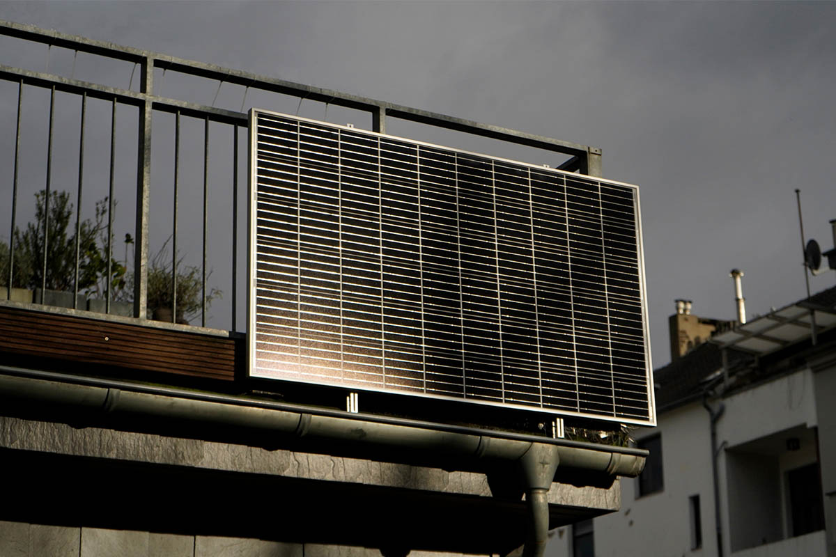 Ein installiertes Solarpanel an einem Balkon.