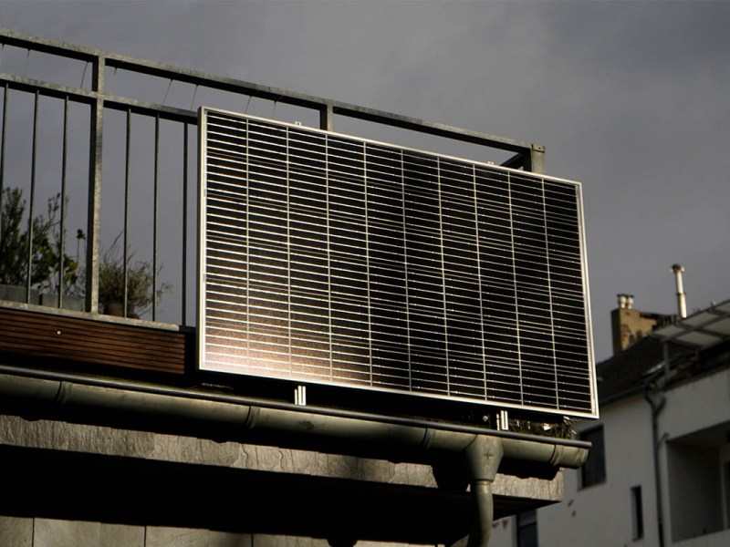 Ein installiertes Solarpanel an einem Balkon.