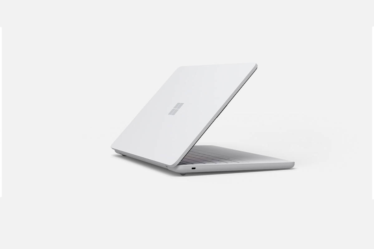 surface laptop se . in weiß beim Aufklappen