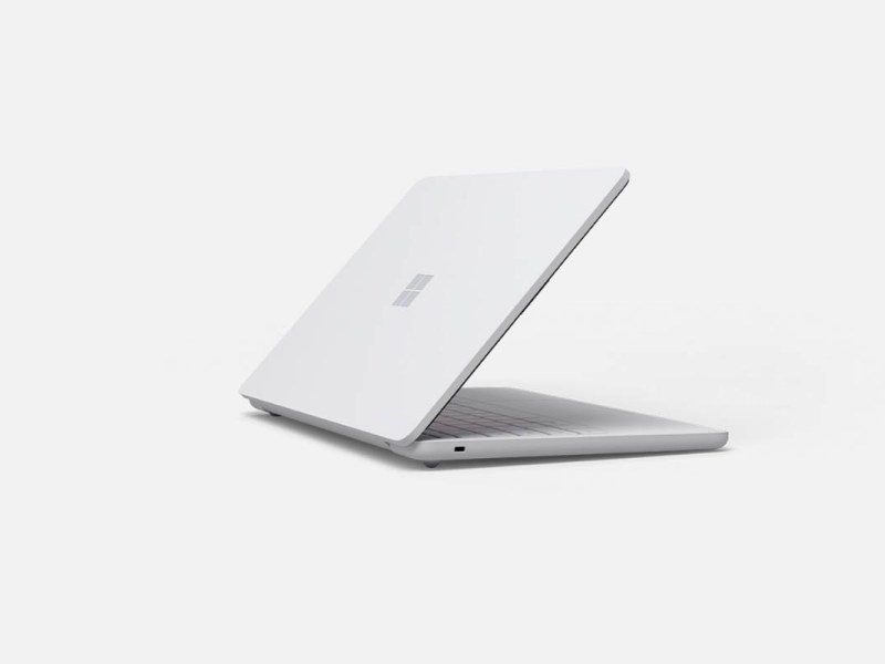 surface laptop se . in weiß beim Aufklappen