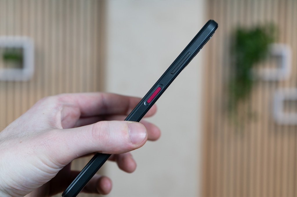 Eine Detailaufnahme des Telekom T-Phone Pro, die den Einschaltknopf zeigt.