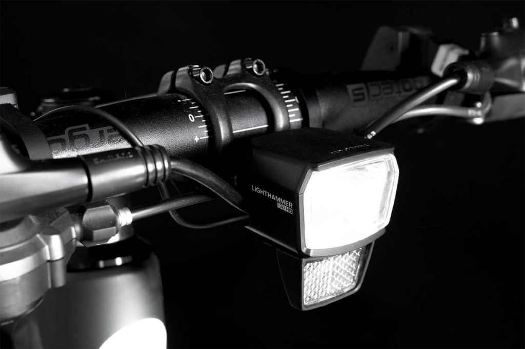 Fahrradlicht Lighthammer von Trelock am Lenker, hintergrund schwarz