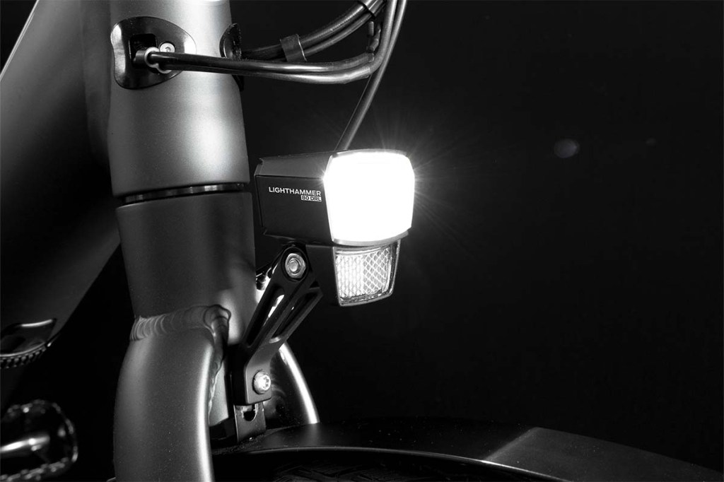 Fahrradlicht Lighthammer von Trelock, nahaufnahme - Licht am Rad gefestigt, hintergrund schwarz