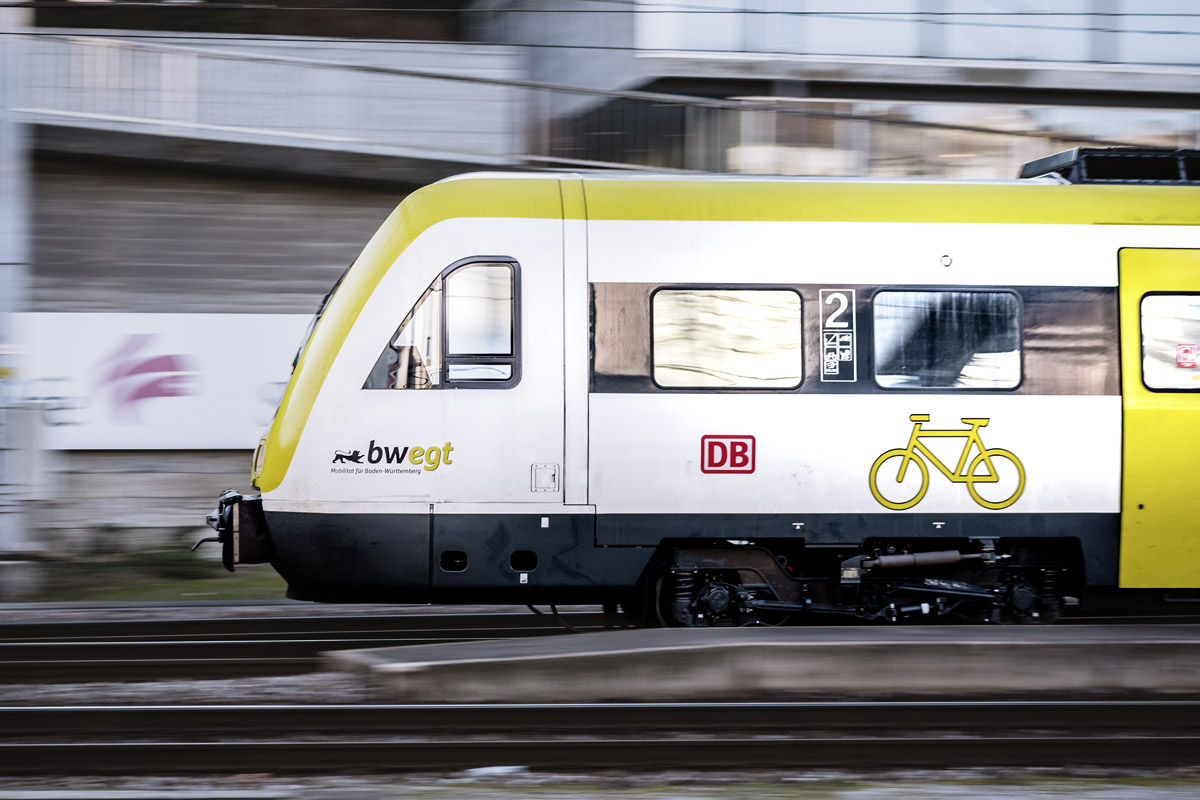 Eine Regionalbahn fährt auf den Schienen.