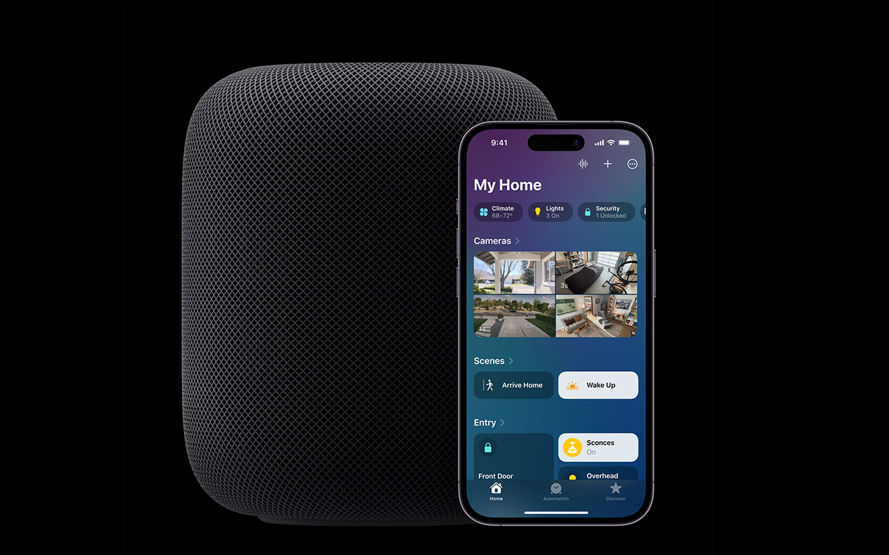 Apple HomePod (2. Generation) zusammen mit Smartphone vor schwarzem Hintergrund.