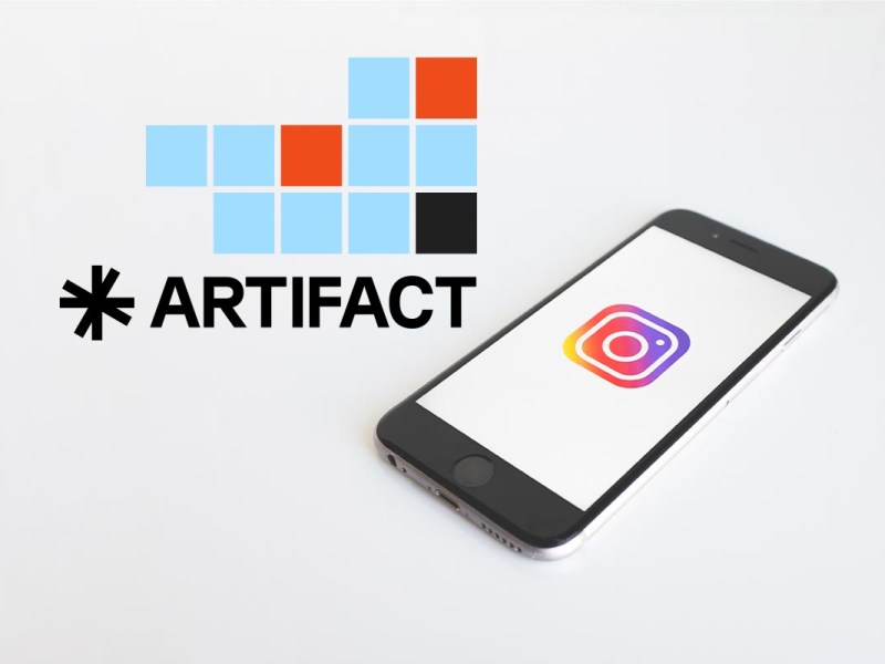 Smartphone auf weißer Fläche mit Artifact und Instagram Logo