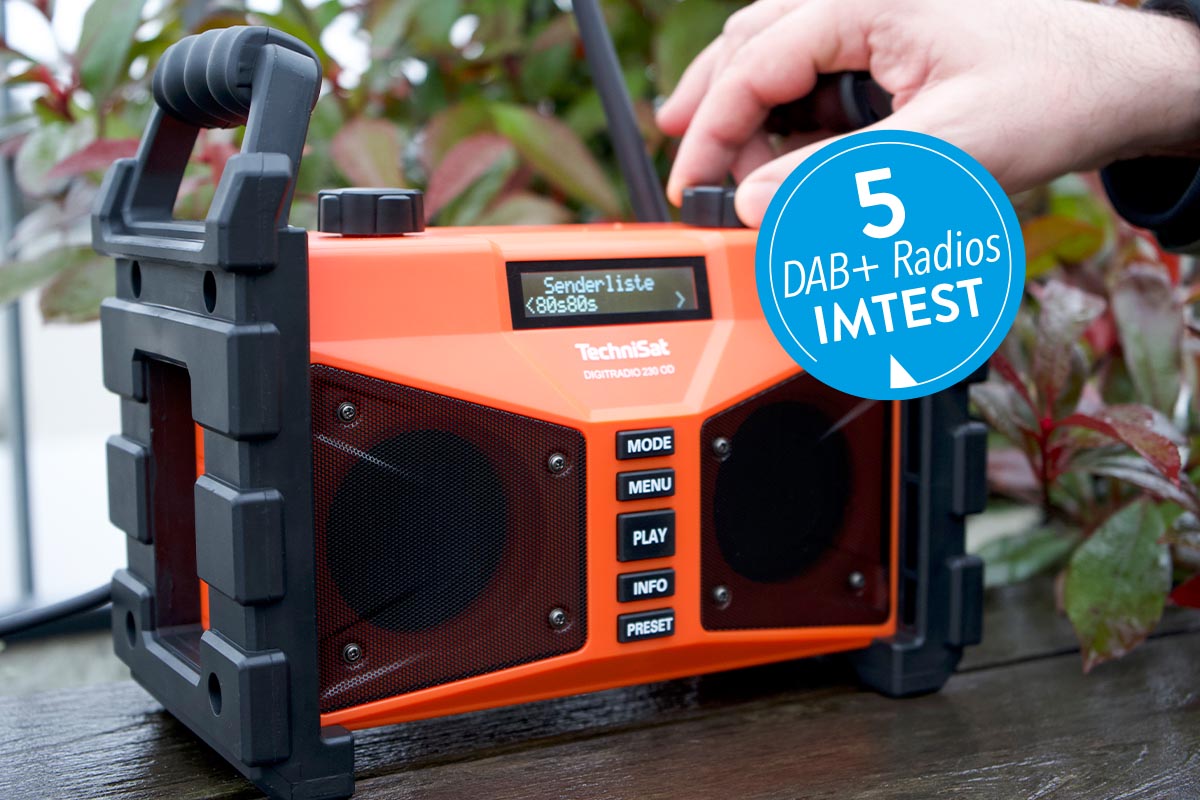 Ein DAB+ -Radio auf Holz stehend