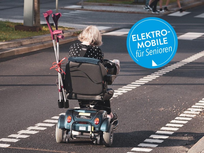 Frau in einem Elektromobil auf der Straße fahrend