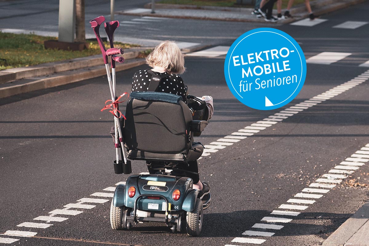 Frau in einem Elektromobil auf der Straße fahrend