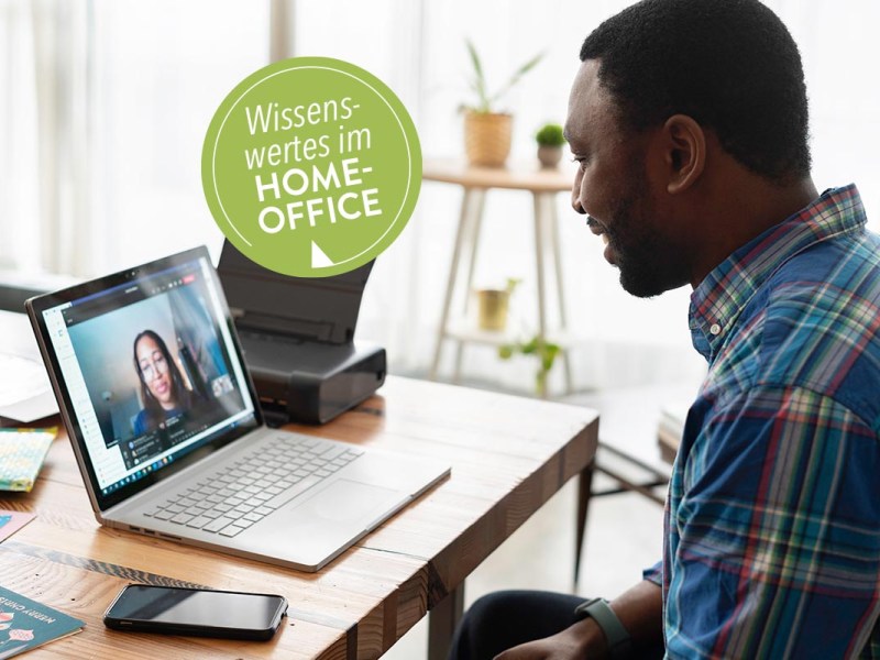 Mann sitzt vor einem Laptop in einem Videocall