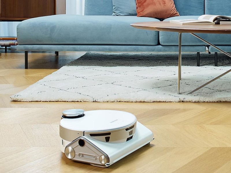 Ein Saugroboter von Samsung auf Holzboden