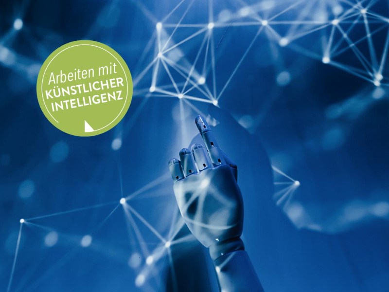 Hand eines Roboters vor blauem Hintergrund
