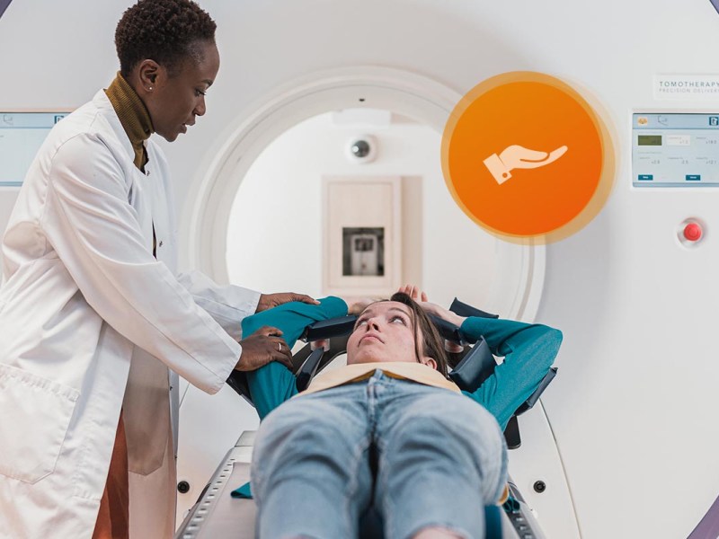 Eine Ärztin behandelt eine Patientin mit einer Computertomografie.