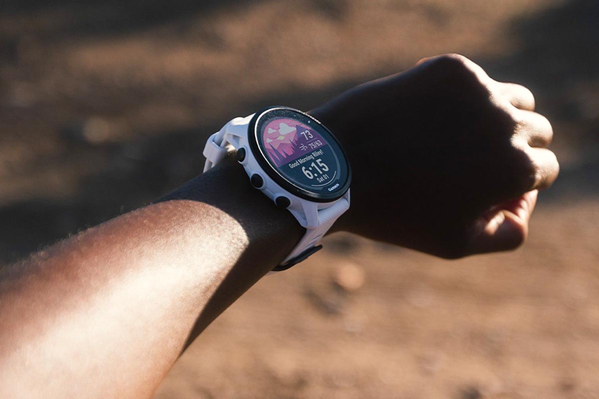 Smartwatch von Garmin an einem Handgelenk