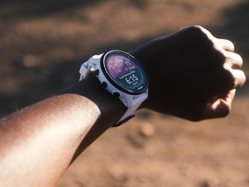 Smartwatch von Garmin an einem Handgelenk