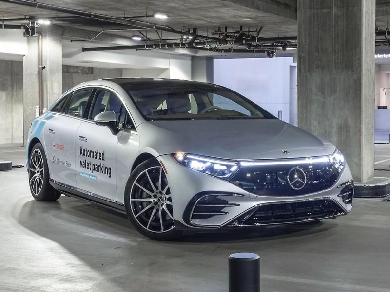 Neuer Wagen von Mercedes in einer Tiefgarage