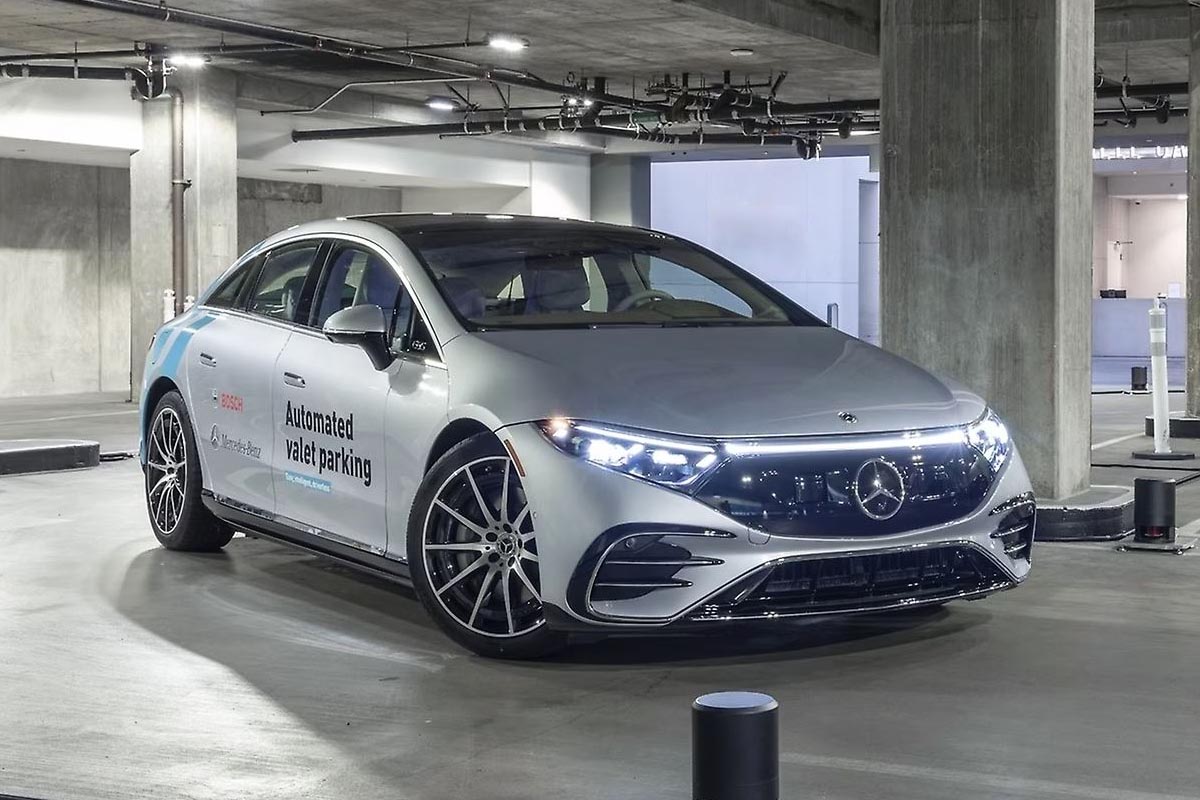 Neuer Wagen von Mercedes in einer Tiefgarage