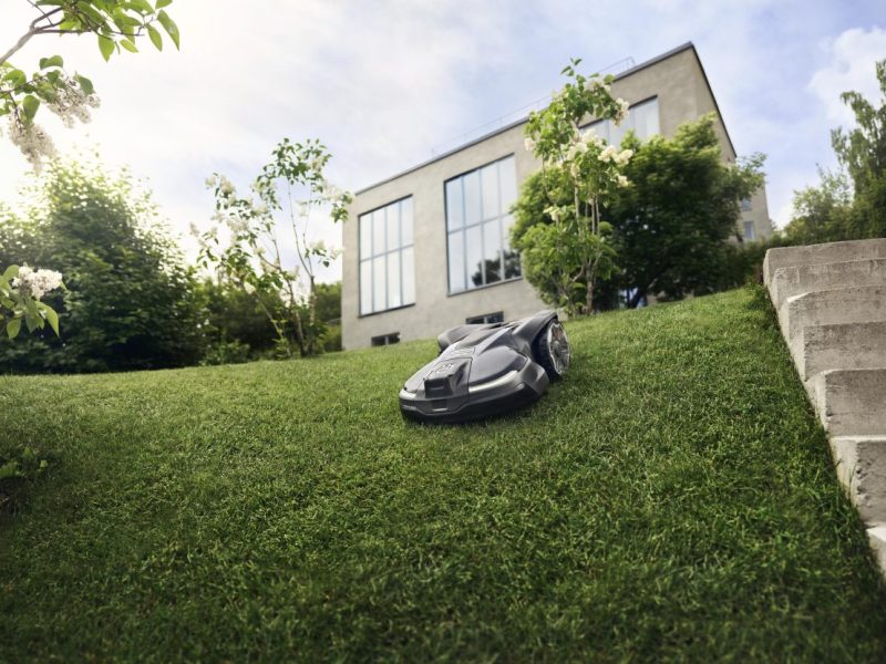 Lifestyle-Fotos eines Mähroboters auf dem Rasen