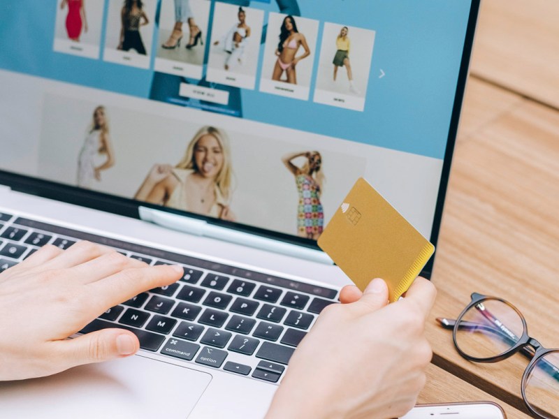 Eine Person kauft in einem Online-Shop ein.