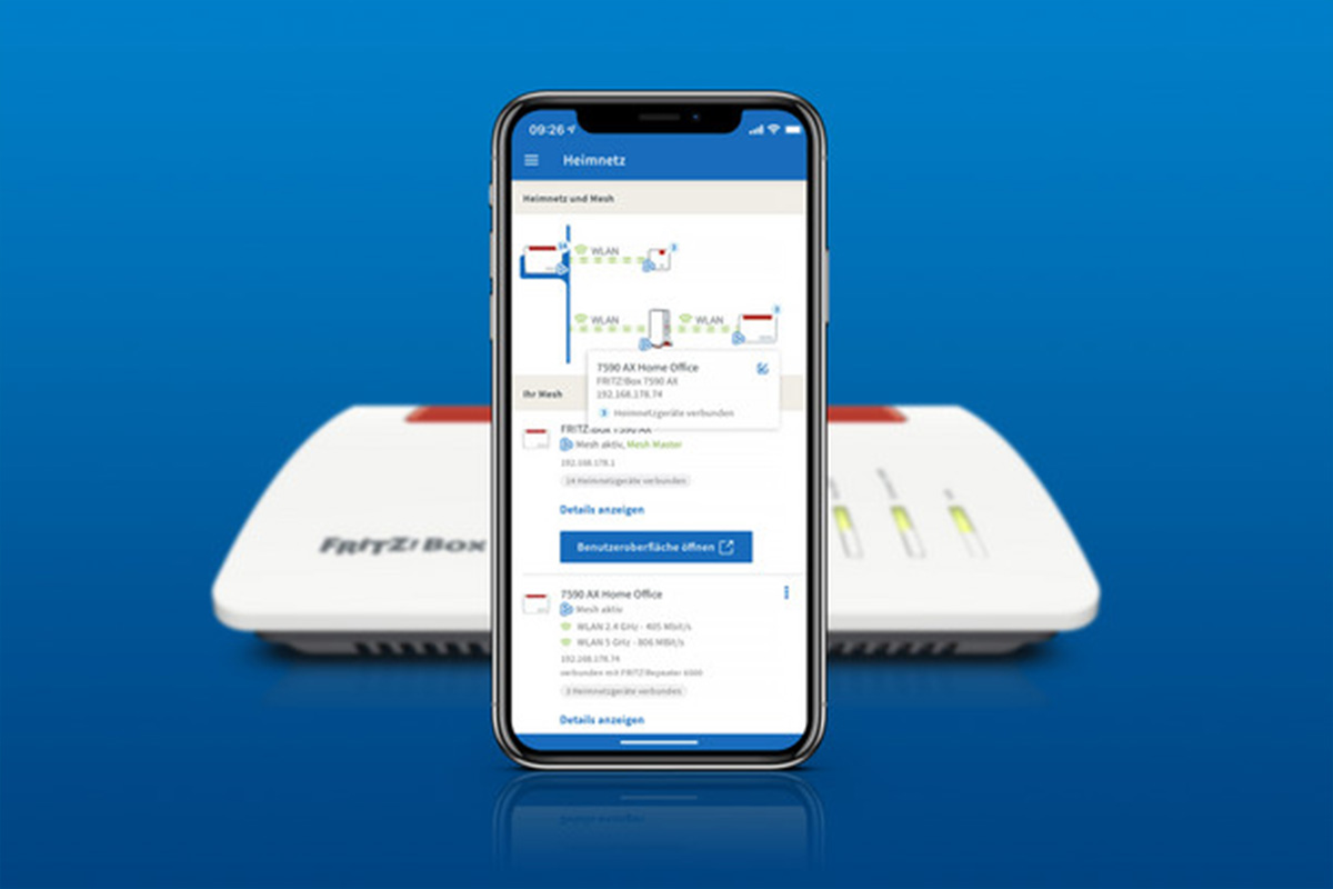 Ein Smartphone steht vor einer FritzBox.