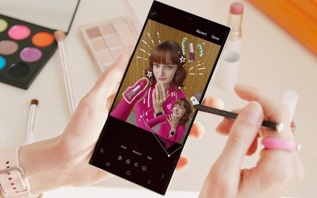 Samsung Galaxy S23 Ultra Smartphone wird mit dem ildschirmstift S-Pen bedient.