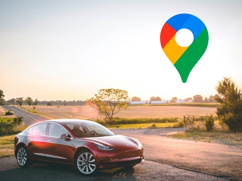 Ein Tesla hält an einer Landstraße.
